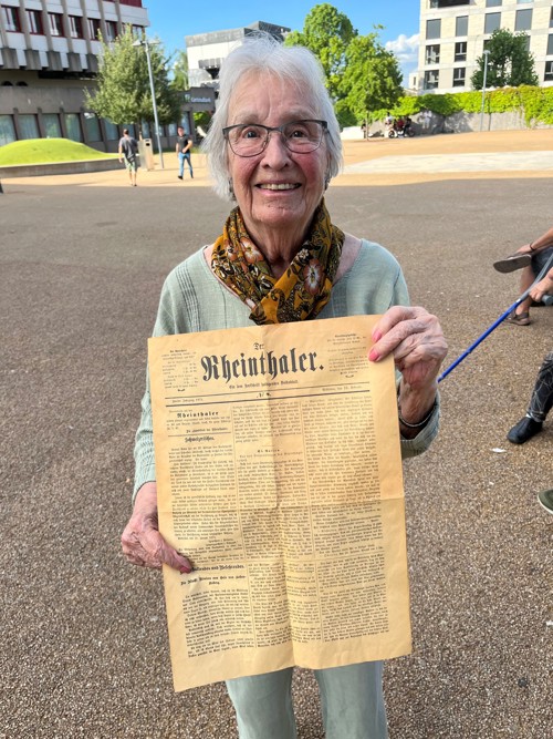 Trudi Torgler aus Rebstein brachte eine Ausgabe des «Rheinthalers» vom 23. Februar 1871 mit.