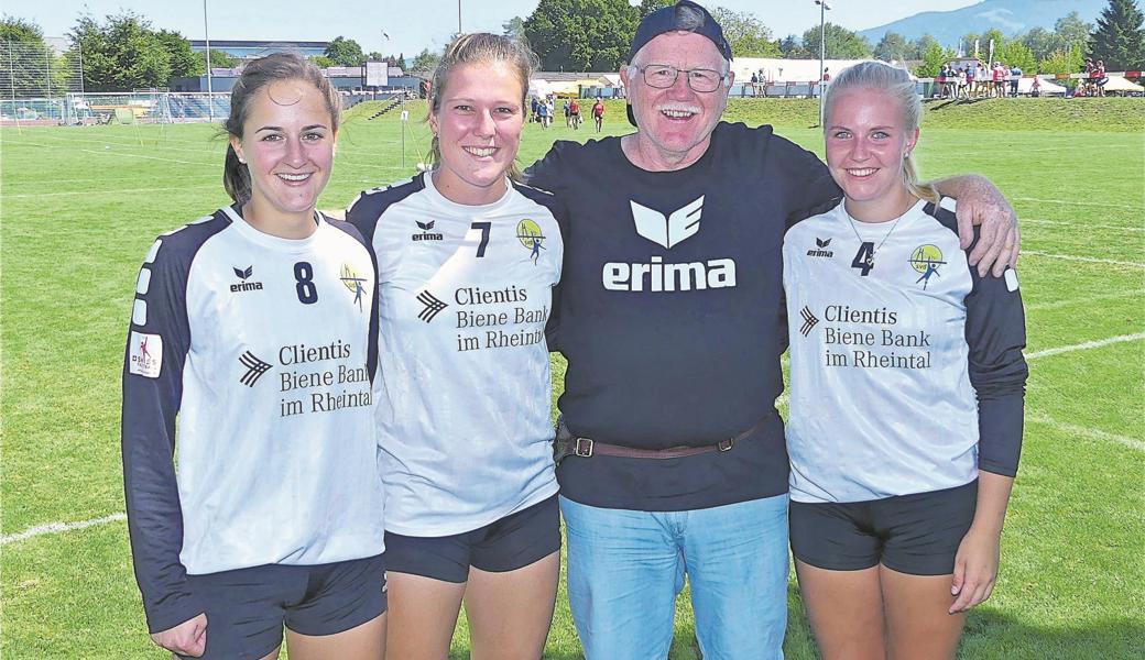 Kathrin Lüchinger (v. l.), Jamie Bucher und Tanja Bognar sowie Trainer Toni Lässer haben mit der Schweizer Faustball-Nationalmannschaft der Frauen den Vize-Weltmeistertitel geholt.