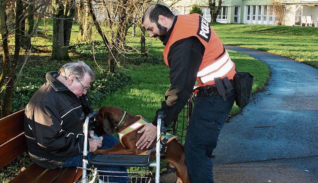 Der Bayerische Gebirgsschweisshund Bacio (eineinhalb Jahre alt) von Polizist D. Loher hat die Spur von Martin Marquart problemlos gefunden. 