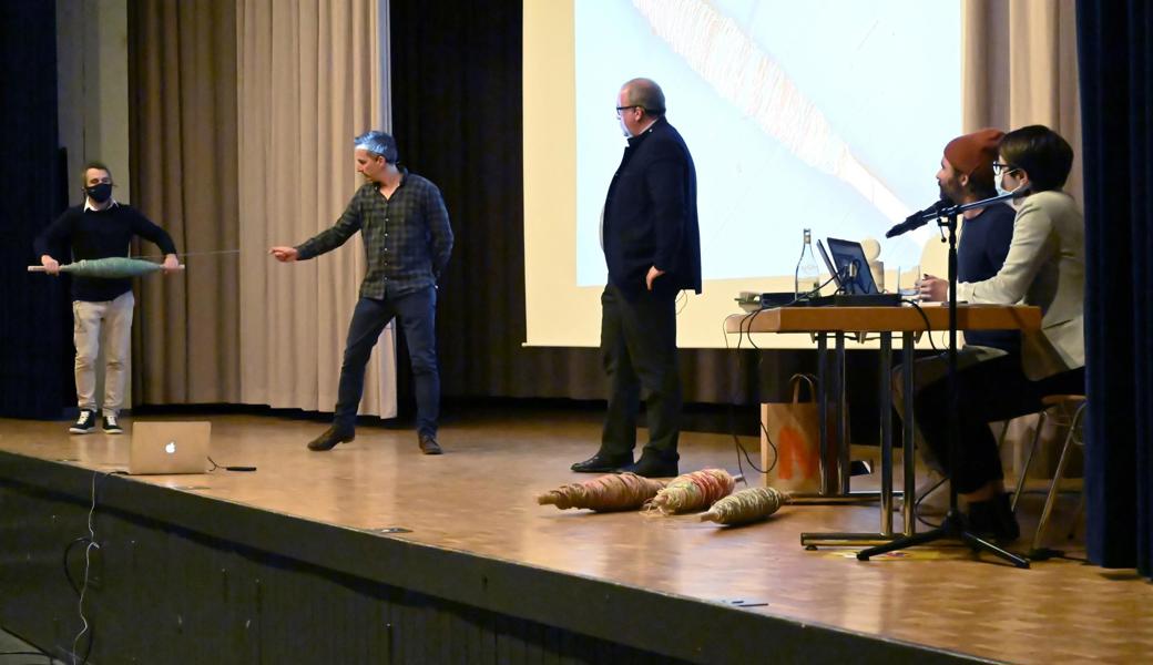 Sie erklärten, worum es geht, von links: Frank Riklin, Roger Graf (von der Staablueme), Stadtpräsident Ruedi Mattle, Patrik Riklin, Stadtschreiberin Beatrice Zeller.