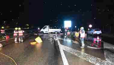Unfall auf der Autobahn mitten in der Nacht fordert zwei Verletzte