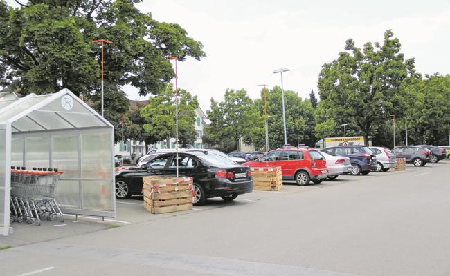 Übergangs-Laden auf Parkplatz