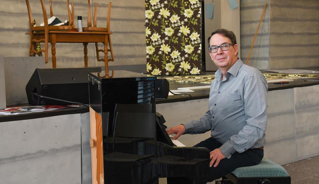 «Aller guten Dinge sind fünf», sagt Karl Hardegger. Die Aufführung des Musicals «Carrie» ist die fünfte Produktion unter seiner musikalischen Leitung. Bis zur Premiere wird das Bühnenbild im Hintergrund vollendet sein.  «Aller guten Dinge sind fünf», sagt Karl Hardegger. Die Aufführung des Musicals «Carrie» ist die fünfte Produktion unter seiner musikalischen Leitung. Bis zur Premiere wird das Bühnenbild im Hintergrund vollendet sein.