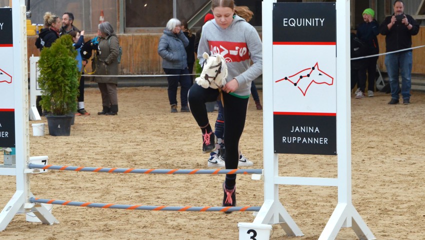 In der höheren Kategorie des Hobby Horsings siegte Lena Blöchlinger aus Heerbrugg.