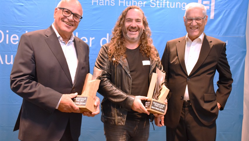 Christian Fiechter (rechts) gratuliert Magnus Hugentobler (links) und Thomas Graf zum Anerkennungspreis der Hans Huber Stiftung.