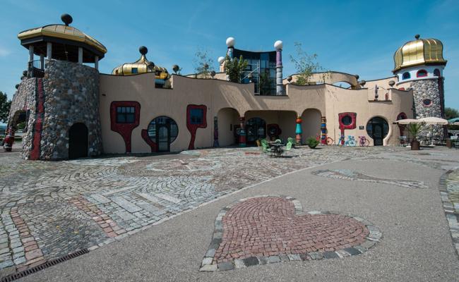 Betrunkener Töff-Fahrer stürzt nach Hundertwasser-Kreisel