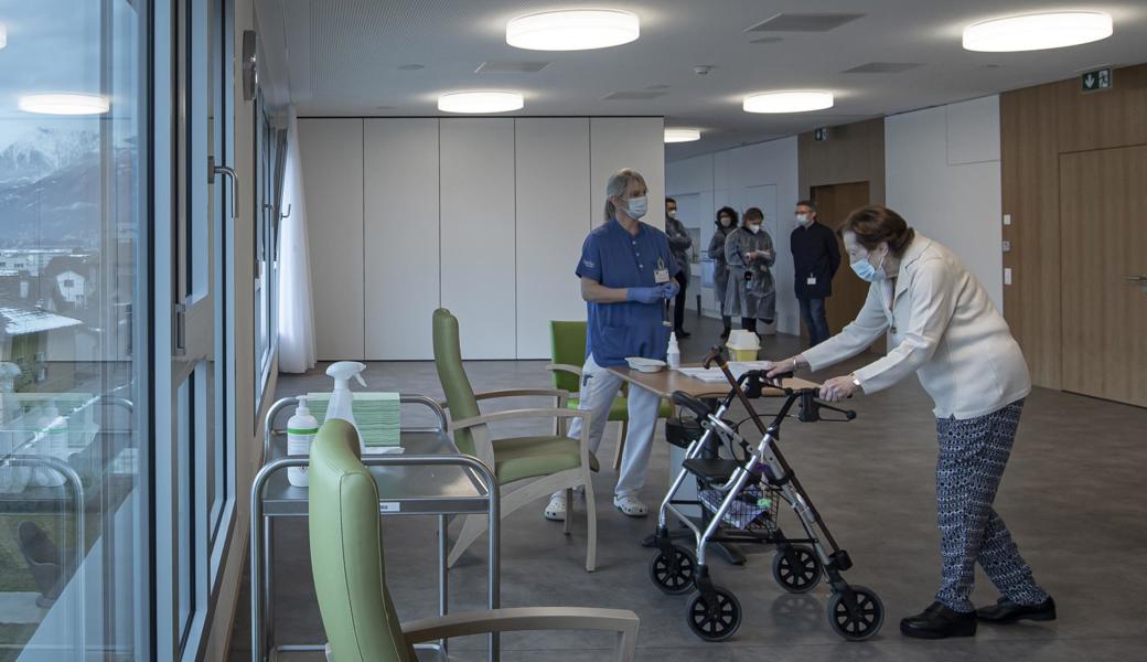 Bewohnende und Mitarbeitende in Alters- und Pflegeheimen haben bei den Impfungen Vorrang. Eine Anmeldung für weitere Risikopatienten ist noch nicht möglich. Informationen zum weiteren Vorgehen stellt der Kanton St. Gallen bis Mitte Januar in Aussicht. 