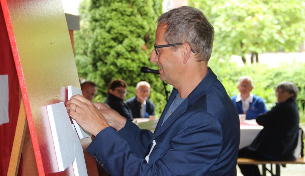 Stadtpräsident Urs Müller setzte das Schweizerkreuz nach seiner eigenen Deutung neu zusammen.