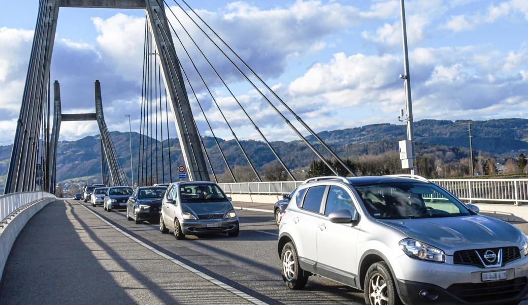 Die Rheinbrücke ist ein Hotspot des Verkehrs im Rheintal.