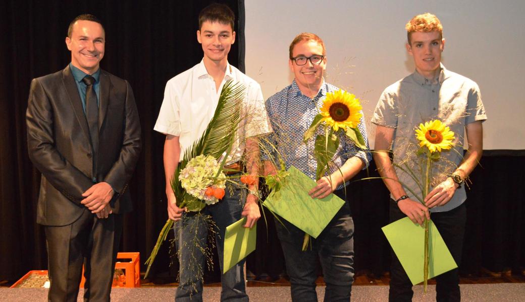 Andreja Slavik, Präsident des Lehrmeisterverbands der Konstrukteure, ehrte die frisch gekürten Champions Philip Grünenfelder, Severin Hutter und Robin Spiess (von links).