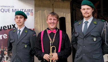 Dominik Seitz tritt mit Cornet in der Hand in die Rekrutenschule ein