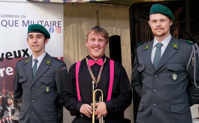 Dominik Seitz tritt mit Cornet in der Hand in die Rekrutenschule ein