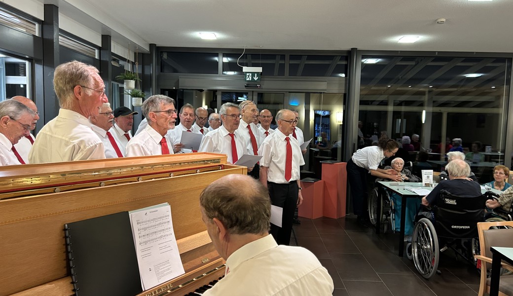 Franz Canaval lud als Pianist und Chorleiter die Pensionärs-Familie zum Mitsingen ein.