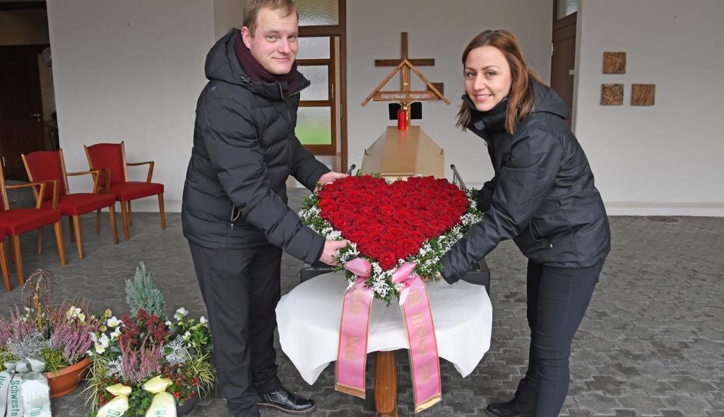 Dem Bestatterpaar Tristan und Kristina Herrsche gefällt es an ihrem Beruf, gebraucht zu werden.