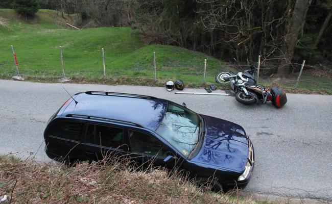 Frontalkollision zwischen Auto und Motorrad