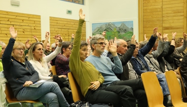 Rassige Bürgerversammlung: Finanzfragen geklärt, Diskussionen über Stromzähler entbrannt