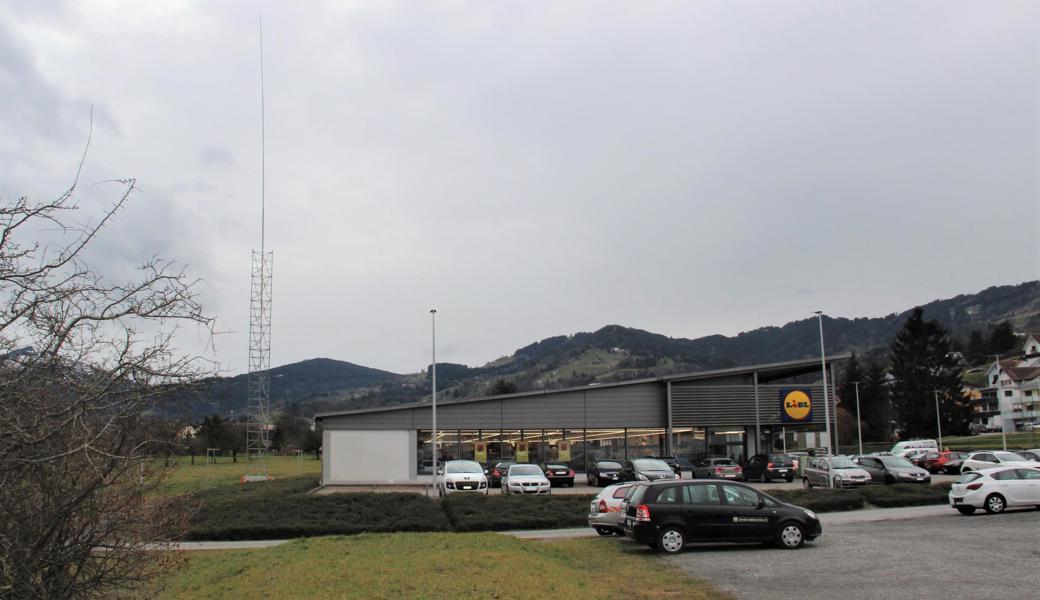 Direkt beim Laden soll eine Mobilfunkantenne entstehen - die erste auf einem Lidl-Areal. 