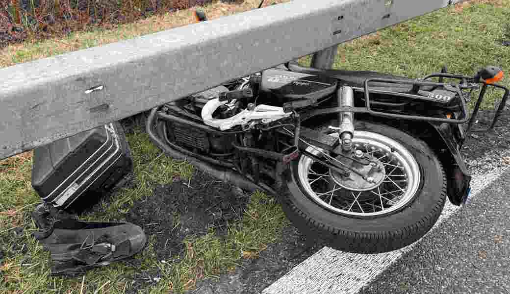 Au: Motorradfahrer prallt nach Sturz gegen Leitplanke und wird schwer verletzt