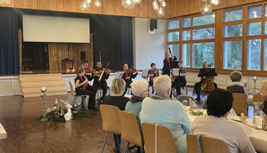 Weihnachtliche Klänge verzaubern Besucherinnen und Besucher beim Sonntagscafé