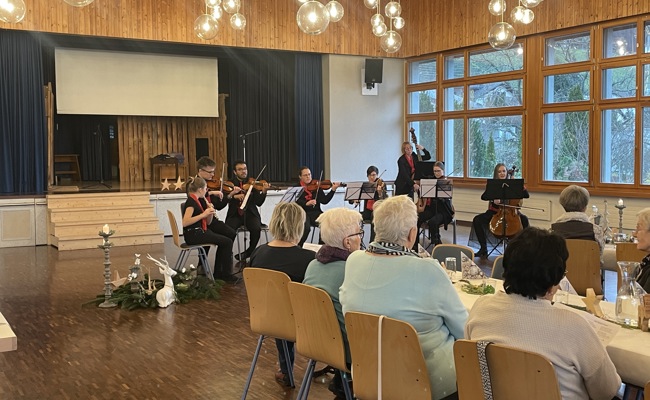 Weihnachtliche Klänge verzaubern Besucherinnen und Besucher beim Sonntagscafé