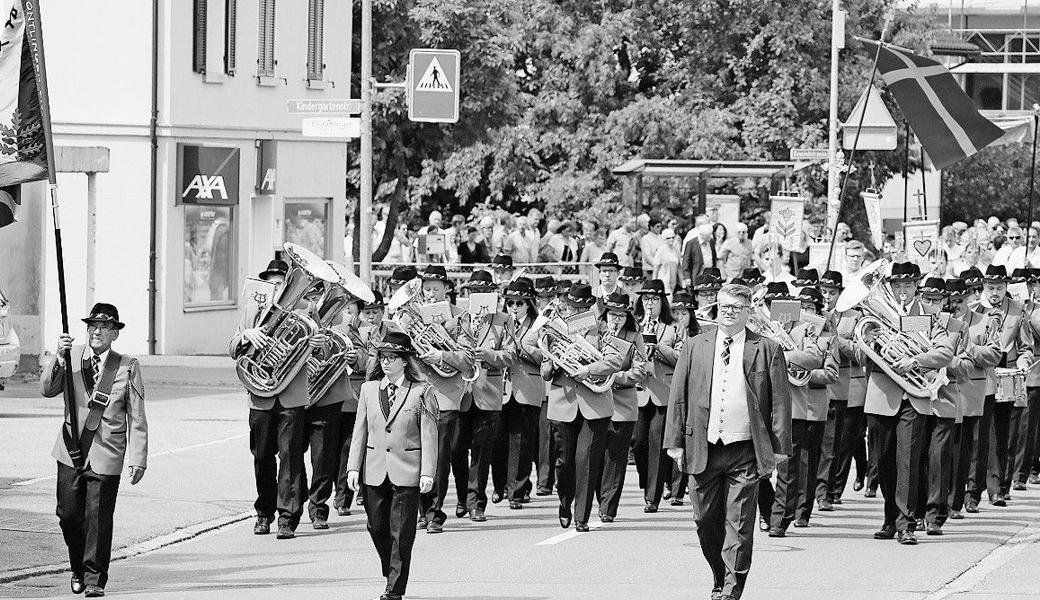 Die Musikanten der Musikgesellschaft Montlingen-Eichenwies in der neuen Uniform. 