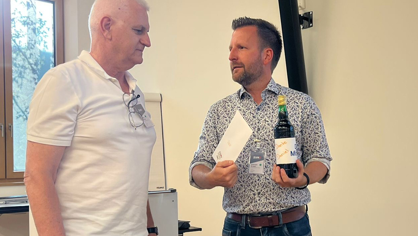 Andreas Broger verabschiedet Daniel Fischlin (links). Andreas Broger verabschiedet Daniel Fischlin (links).