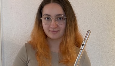 Aischa hat keine Waffe, dafür aber eine Querflöte im Gepäck