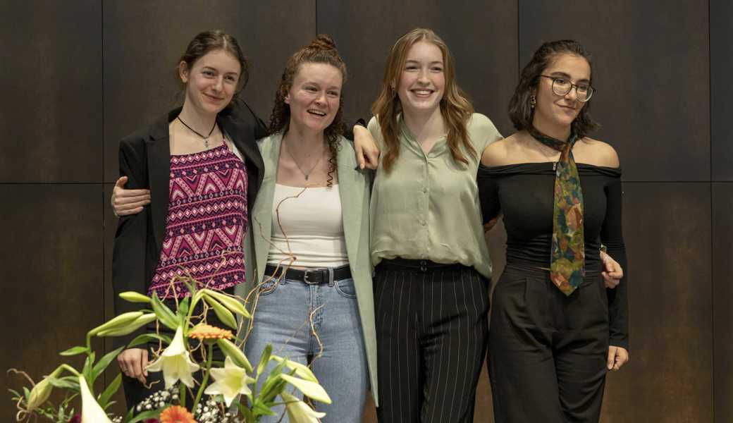 Wurden für ihre Maturaarbeiten geehrt: (v. l.) Lena Brunner, Emma Steiner, Tabea Eisel und Luna Lenzin.  