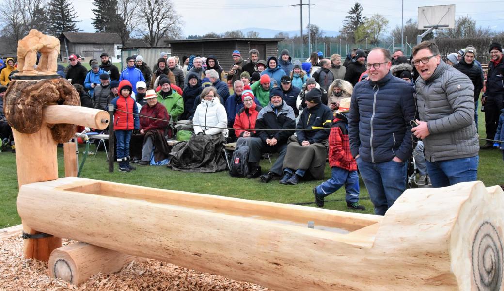 Mäde Frei (2.v.r.) ersteigerte den Festbrunnen für 3800 Franken.