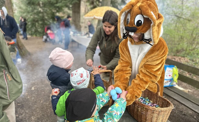 Der Osterhase kommt kaum nach: Riesiger Andrang beim Eiersuchen