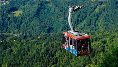 Karren-Seilbahn musste Notstopp einlegen: Jetzt werden 19 Passagiere aus Kabine abgeseilt