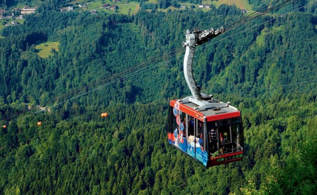 Karren-Seilbahn musste Notstopp einlegen: Jetzt werden 19 Passagiere aus Kabine abgeseilt