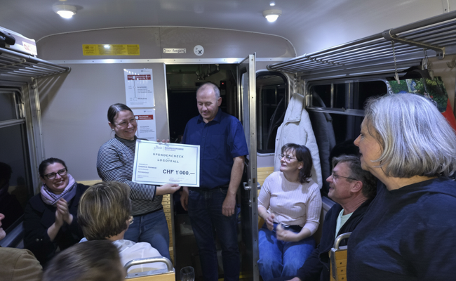 Der Verkehrsverein Rheineck überreicht 1000 Franken für den geplanten Ludotrail