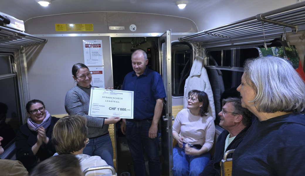 Der Verkehrsverein Rheineck überreicht 1000 Franken für den geplanten Ludotrail