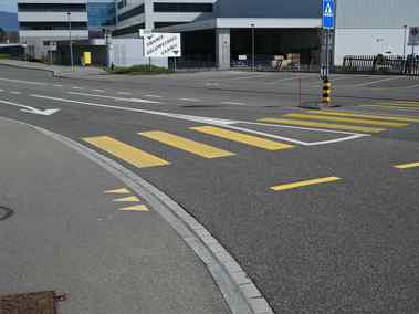 Leichtmotorrad und Auto stossen auf Fussgängerstreifen zusammen – die Polizei sucht einen Zeugen