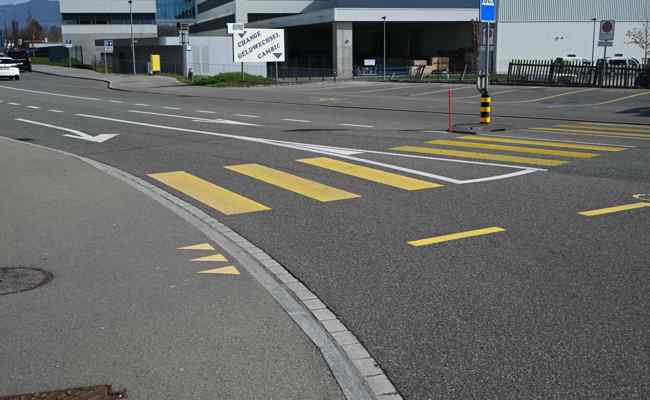 Leichtmotorrad und Auto stossen auf Fussgängerstreifen zusammen – die Polizei sucht einen Zeugen