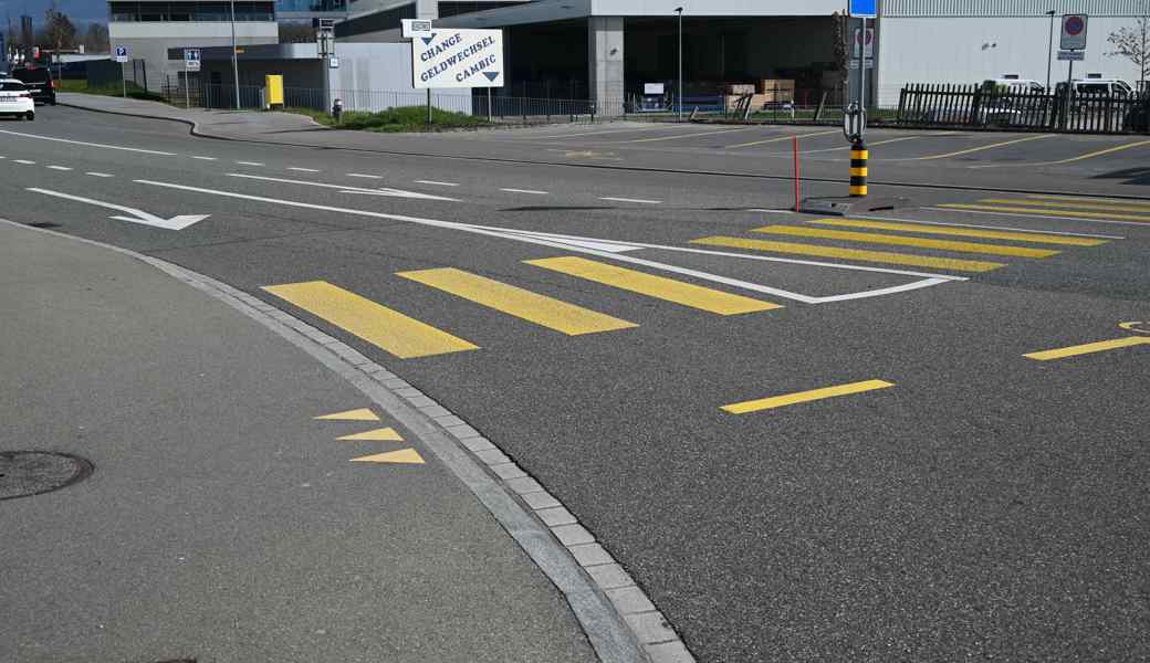Die Polizei sucht Zeugen, die am Samstag an diesem Fussgängerstreifen in St.Margrethen einen Unfall beobachtet haben.