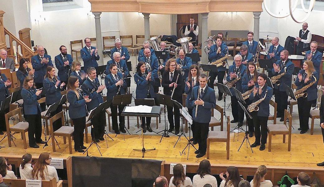 Stehende Ovationen der MG St. Margrethen für ihren scheidenden Interimsdirigenten Beat Brunner (vorne rechts).