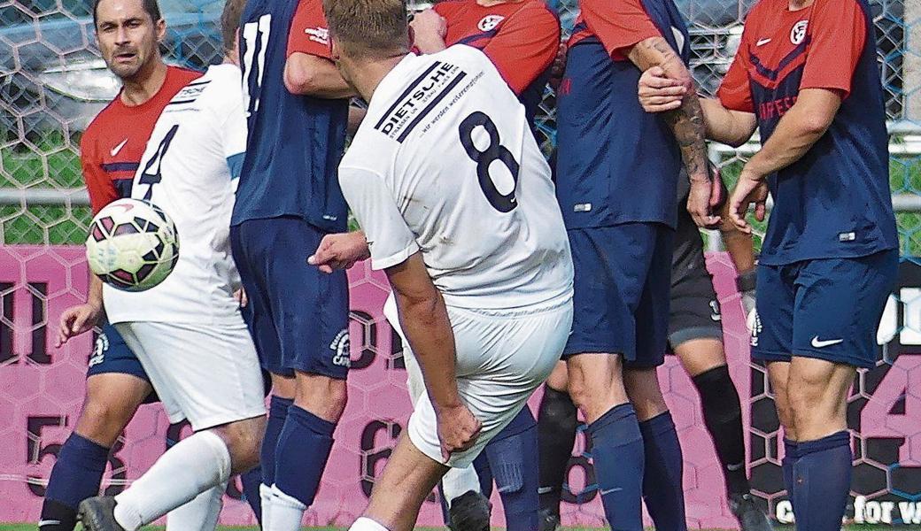 Wieder sind zwei FCR im Aufstiegsrennen dabei: Kommt der FC Rüthi – anders als bei diesem Freistoss beim 0:0 in der Vorrunde – noch am Tabellenführer Rheineck vorbei? 