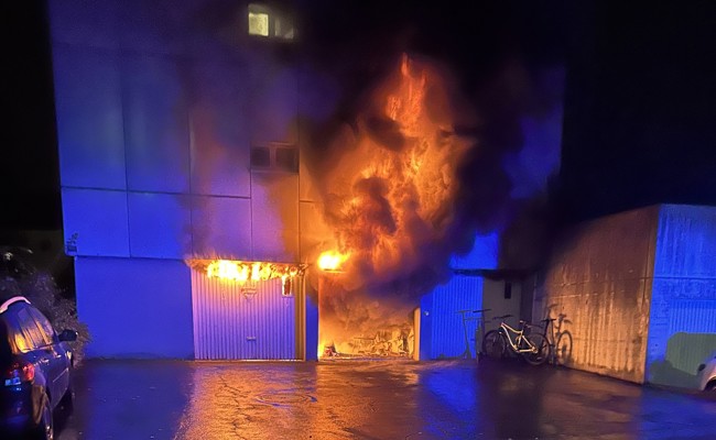 Drei Garagen in Vollbrand – Feuerwehr löschte die Flammen nach drei Stunden