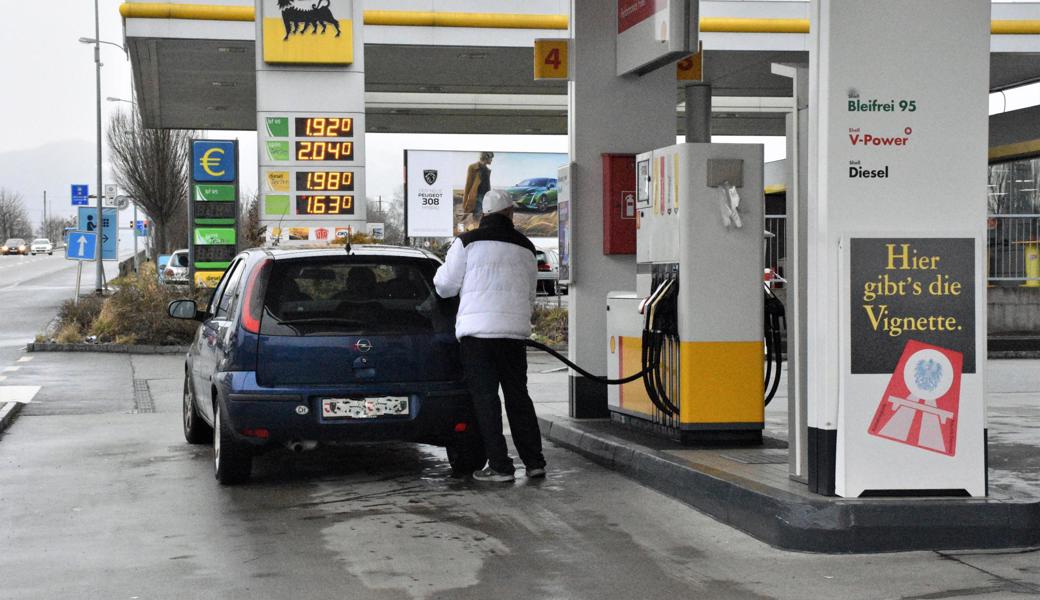 Wer derzeit einen 50-Liter-Tank füllt, zahlt dafür an Rheintaler Tankstellen mehr als 90 Franken.