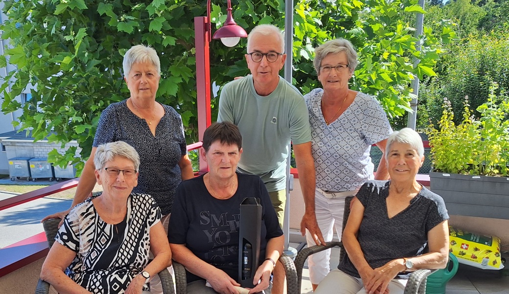 Hinten: Das OK-Team Margrith Zäch, Martin Büchel und Ursula Lüchinger Vorne: Marie-Theres Benz (2. Platz), daneben Siegerin Adelheid Ruppaner und Elisabeth Auer (3. Platz der Jahreswertung).