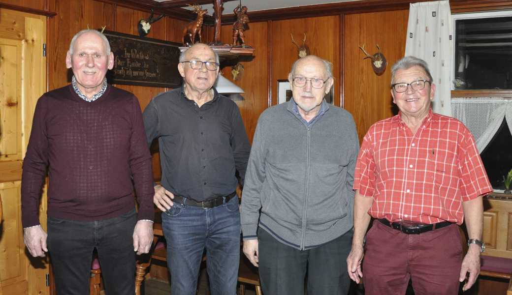 Präsident Urs Dörig (links) gratulierte (v. l.) Roman Thurnherr zum Silber-Veteran sowie Walter Büchel und Jakob Spirig zu Gold-Veteranen.	