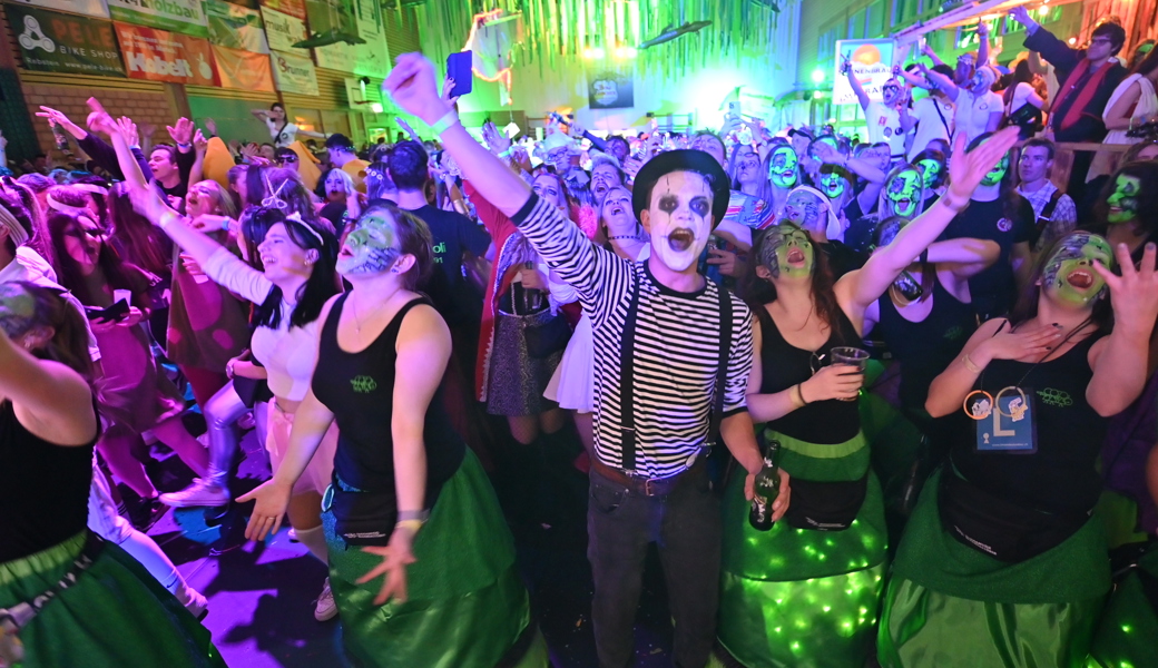 An der Rebschter Dorffasnacht geht’s jeweils hoch zu und her. An der Rebschter Dorffasnacht geht’s jeweils hoch zu und her.