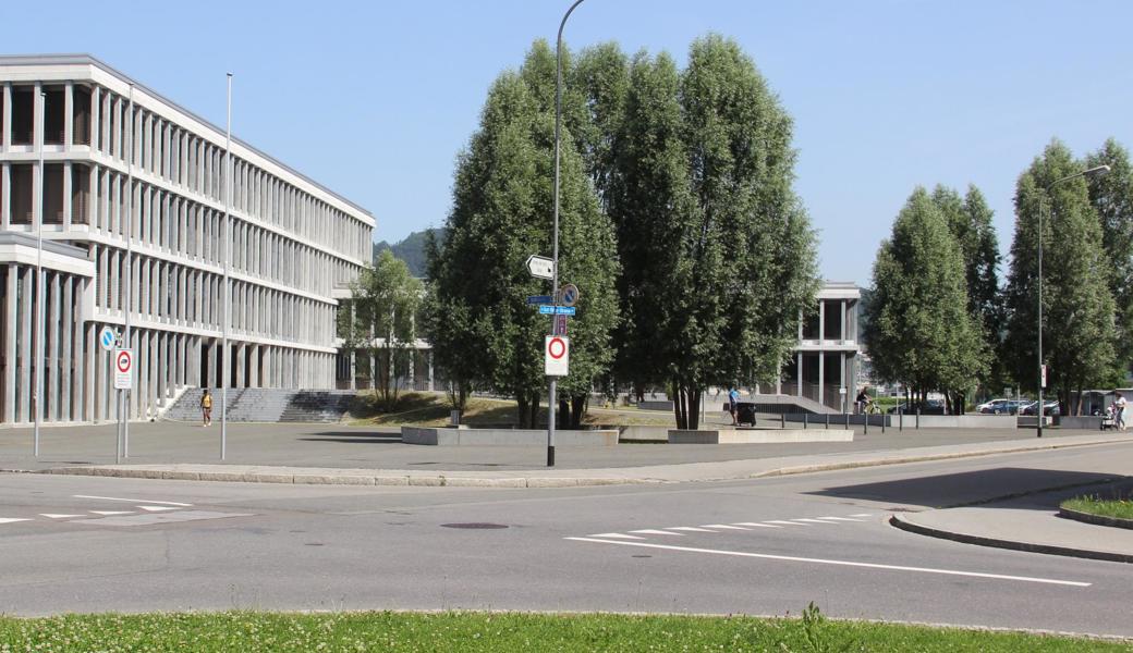 Ein Eingangstor für den Hirschenweg (rechts) hält Klaus Burkhardt für unnötig, ein einfaches Tempo-30-Signal genüge.