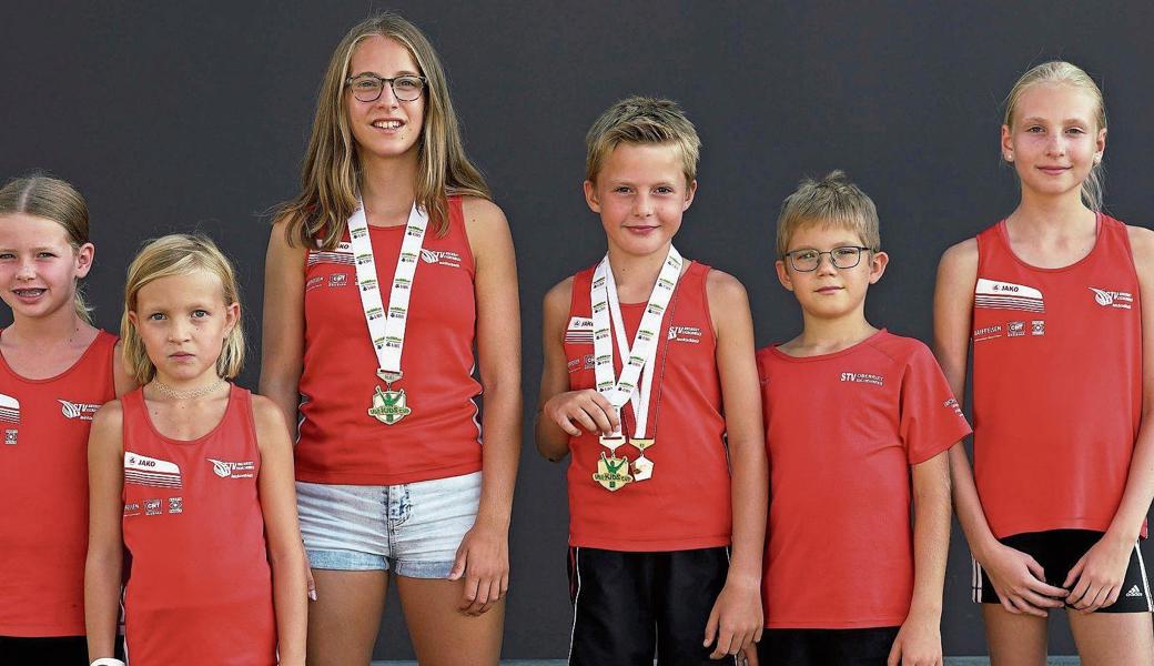 Freuen sich über die erfolgreichen Resultate am UBS Kids Cup Kantonalfinal und Swiss Athletics Sprint (v. l.): Melissa Zäch, Alexa Hutter, Kim Willi, Janis Beuggert, Vyshar Arkyp, Ida Luise Aurich, es fehlen Ladina Appert und Janina Gebs. 