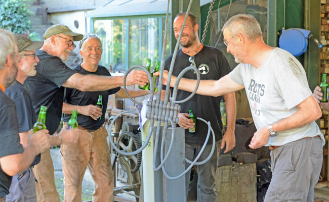 Ein Tänzchen mit glühendem Eisen - mit Wasserhammer oder alter Hammerschmiede