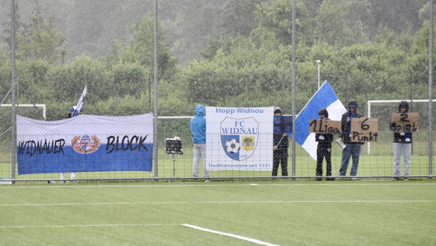 Widnaus Fankurve beim Spiel in Uster.