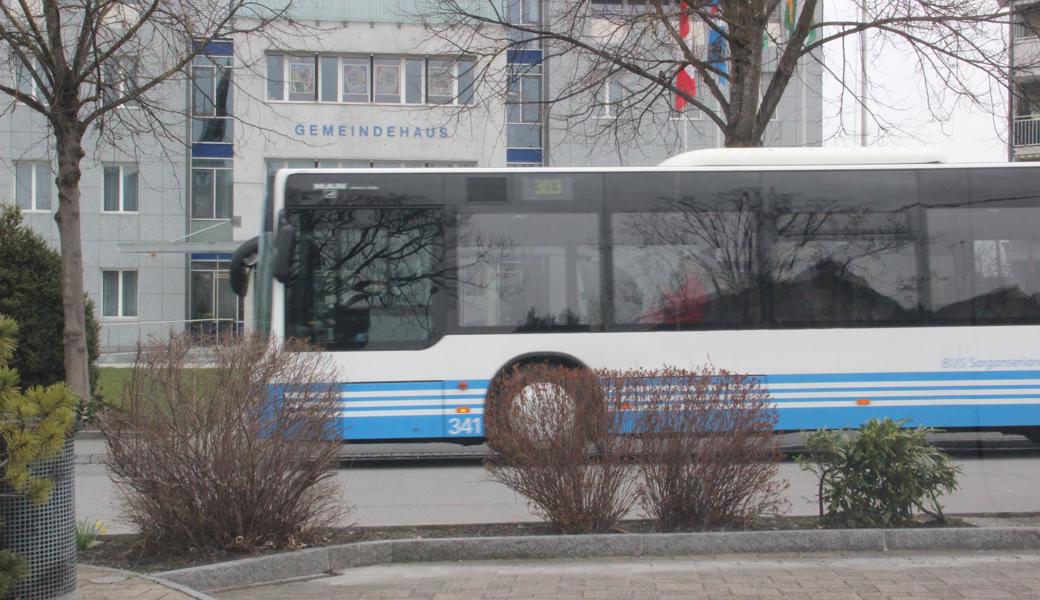 Ist der Bus zum Beispiel beim Diepoldsauer Gemeindehaus erst mal angerollt, kann er aus technischen Gründen nicht nochmals halten.