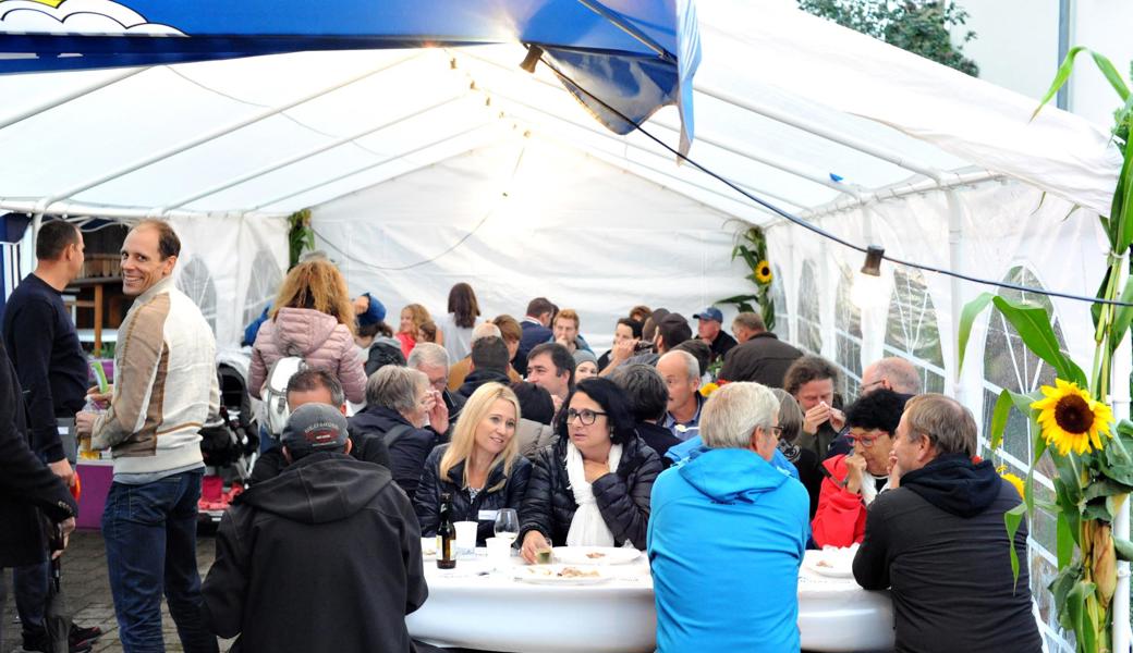 Und der Kroatische Verein lockte die Leute mit Spanferkel ins Festzelt.